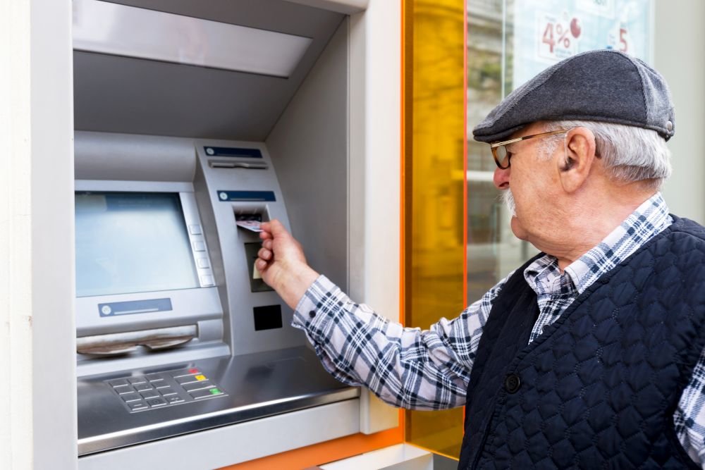 пенсионер у банкомата